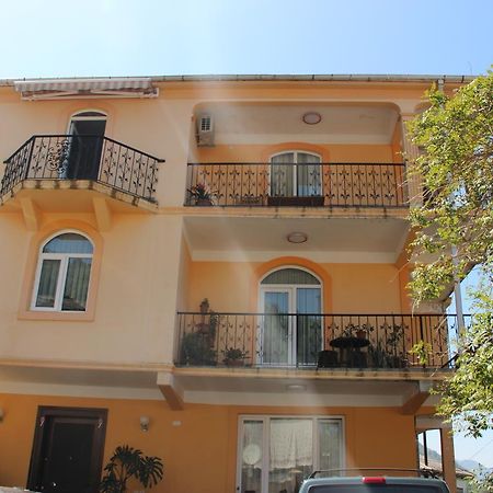 Yellow House - Vaja Szarpi Kültér fotó